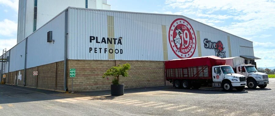 Fachada de la Planta Pet Food de Los 19 Hermanos en Tototlán, Jalisco, con camiones de Silver Kan
